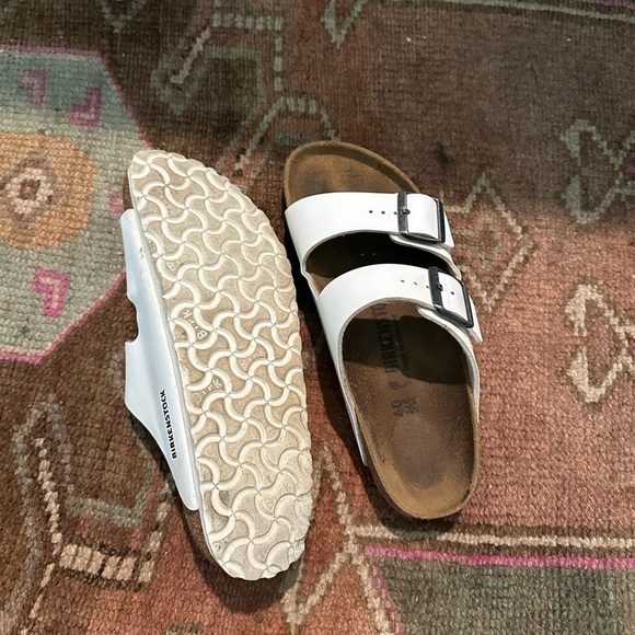 White Birkenstocks! π©΄βοΈποΈ - Picture 3 of 4